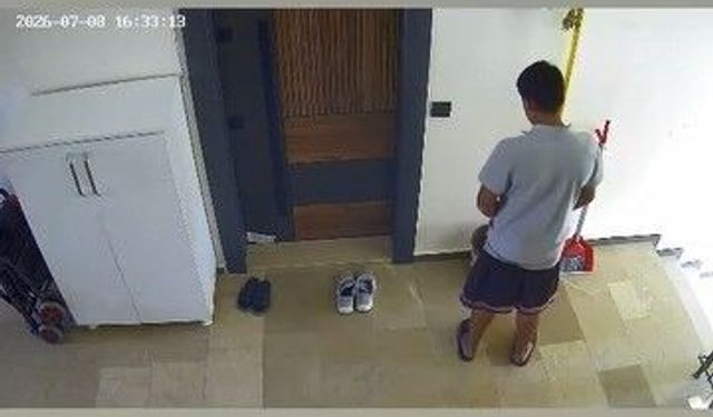 Bir şahıs, bina içerisindeki çöp kovasına idrarını yaptı