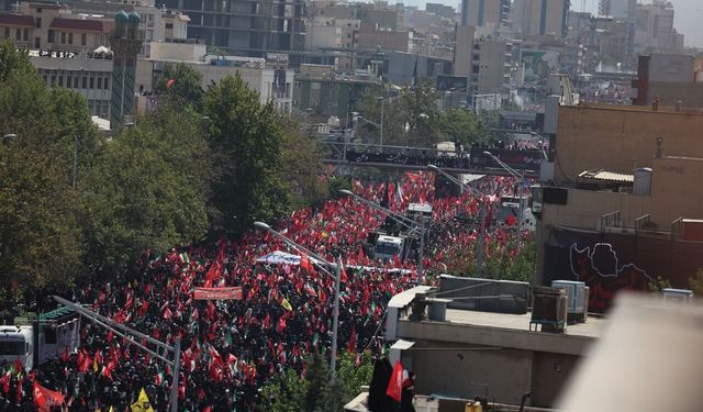 Hamaney'in cenaze alayı milyonların katılımıyla başladı