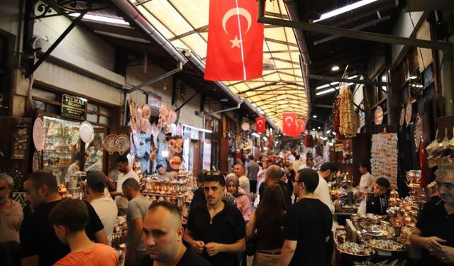 Gaziantep'te sıcak havaya rağmen Bakırcılar Çarşısı'nda yoğunluk