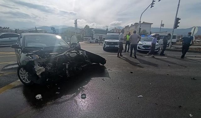 Gaziantep'te 2 otomobil kavşakta çarpıştı