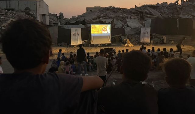 Gazze’de yıkımın ortasında çocuklar için gezen sinema