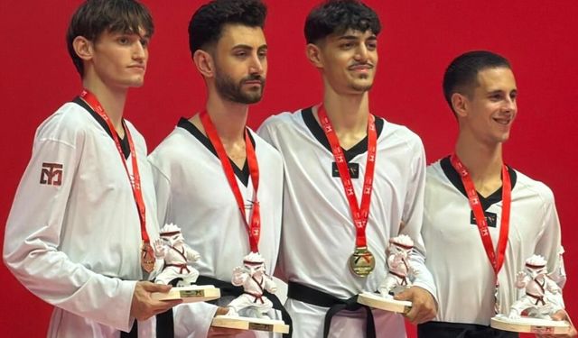 Arnavutluk'ta Türk bayrağı gönderde