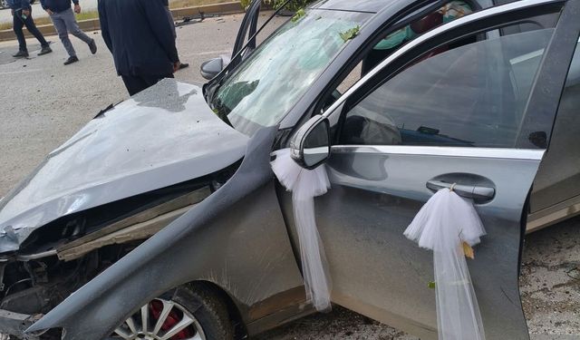 Kontrolden çıkan araç direğe çarparak karşı şeride geçti: 1 yaralı