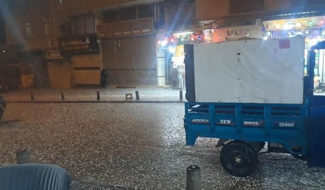 Kilis'te aniden bastıran dolu yolları beyaza bürüdü