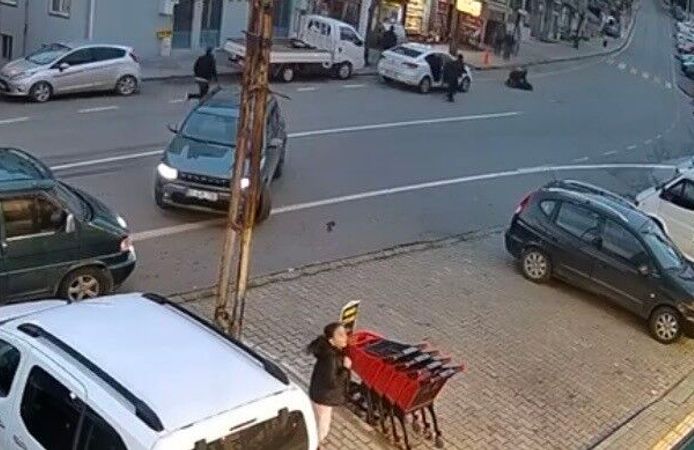 Otomobilin çarptığı genç kadın metrelerce savruldu...