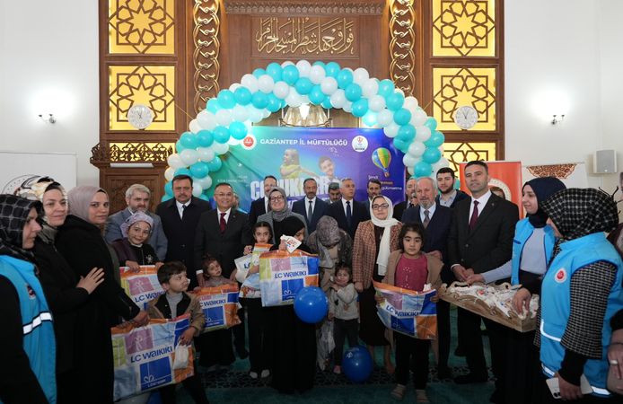 Ramazan Bayramı öncesi yetim çocukların yüzleri güldürüldü