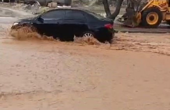 Gaziantep'te şiddetli yağıştan yollar göle döndü