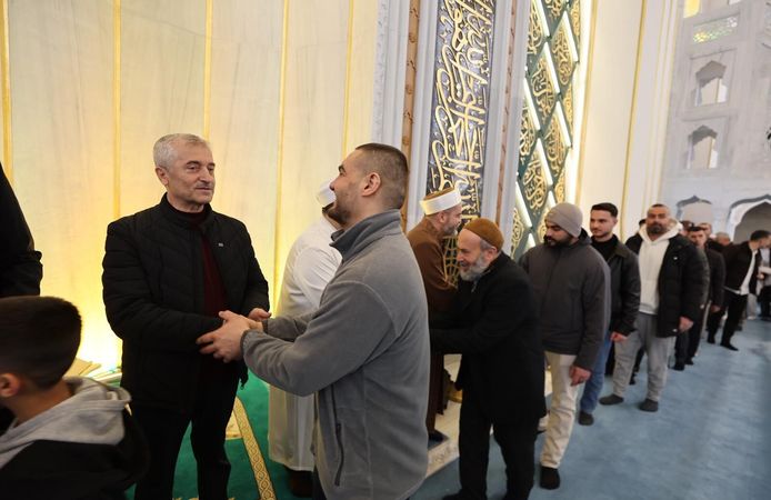 Başkan Tahmazoğlu, vatandaşlarla bayramlaştı