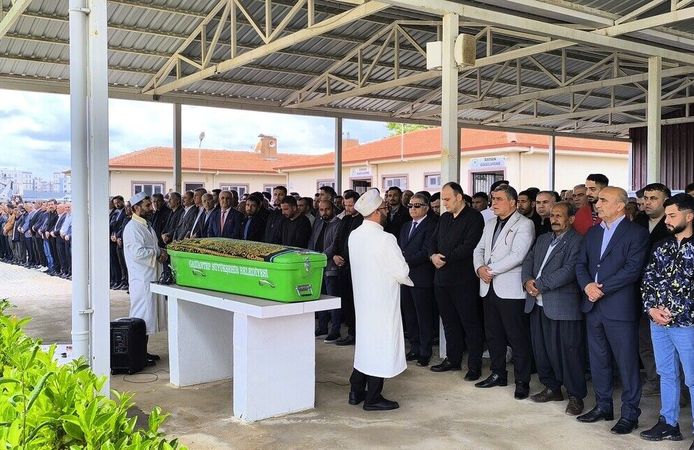 Elektrik akımına kapılarak hayatını kaybeden muhtar defnedildi