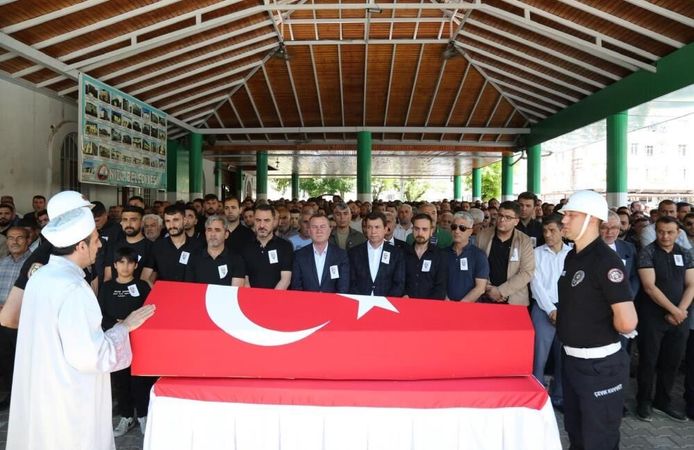 Geçirdiği rahatsızlık sonrası hayatını kaybeden polis memuru son yolculuğuna uğurlandı