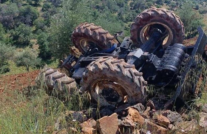 Gaziantep'te devrilen traktörün sürücüsü hayatını kaybetti