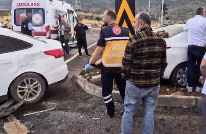 Gaziantep'te iki otomobil çarpıştı: 6 yaralı
