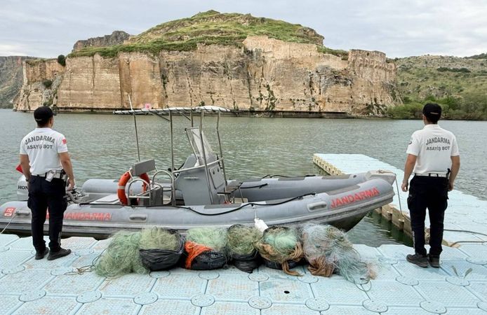 Ağ ile avlanma yasağına uymayan 3 şahsı jandarma yakaladı