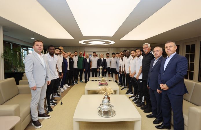 Şahinbey Ampute Futbol Takımı şampiyonluk kupasını kaldırdı