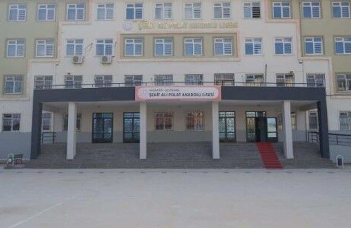 Karne günü bıçaklanan 10'uncu sınıf öğrencisi ağır yaralandı