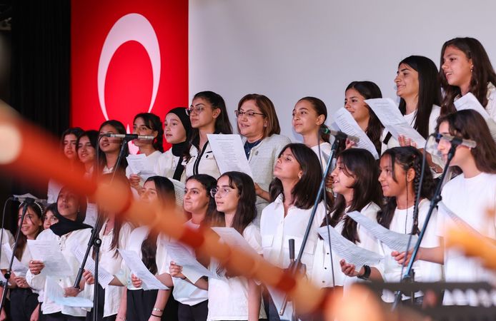 GAZİANTEP’TE SANATLA YÜKSELEN ÖĞRENCİLER ÖDÜLLENDİRİLDİ