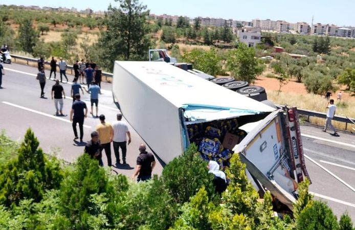 Gaziantep’te muz yüklü tır devrildi
