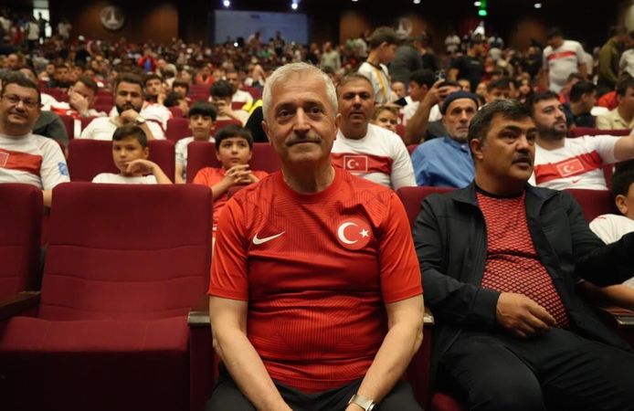 Dualarla milli takıma destek olundu, dev ekranda maç heyecanı yaşandı