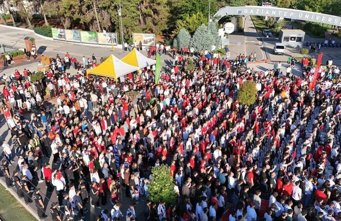 Gazi Şehirliler Milli heyecanı üniversite meydanında yaşadı
