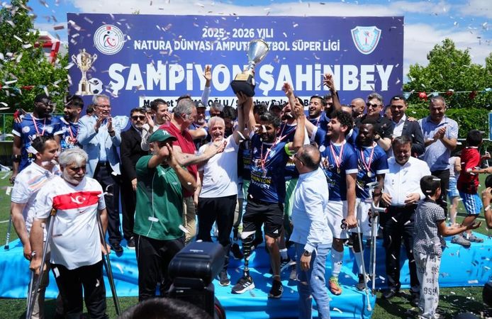 Şahinbey Ampute Futbol Takımı şampiyonluk kupasını kaldırdı