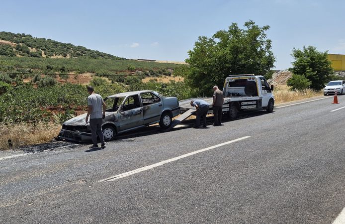 Seyir halindeki otomobil alev aldı