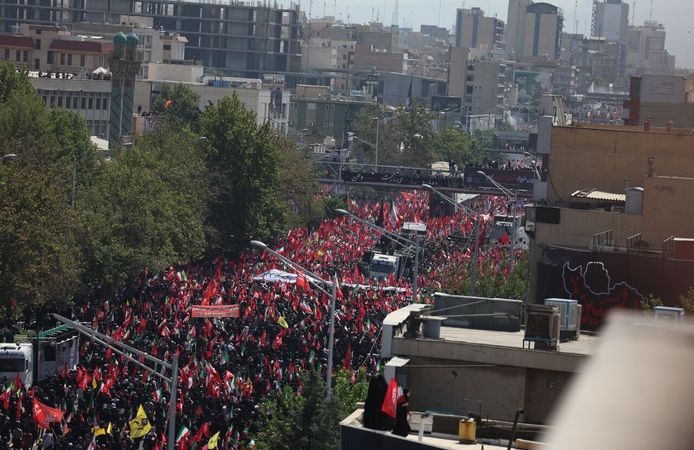 Hamaney'in cenaze alayı milyonların katılımıyla başladı