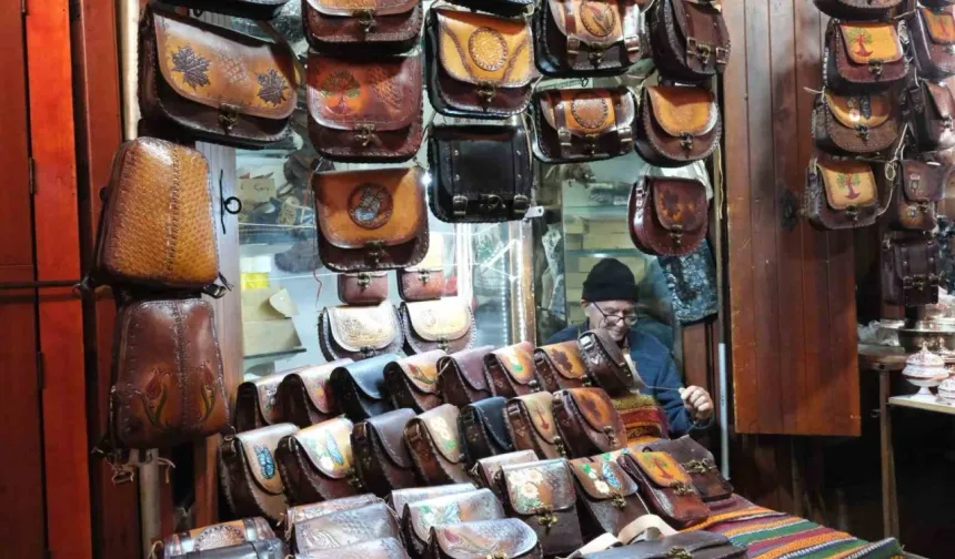 66 yıldır teknolojiye direnerek çanta yapıyor