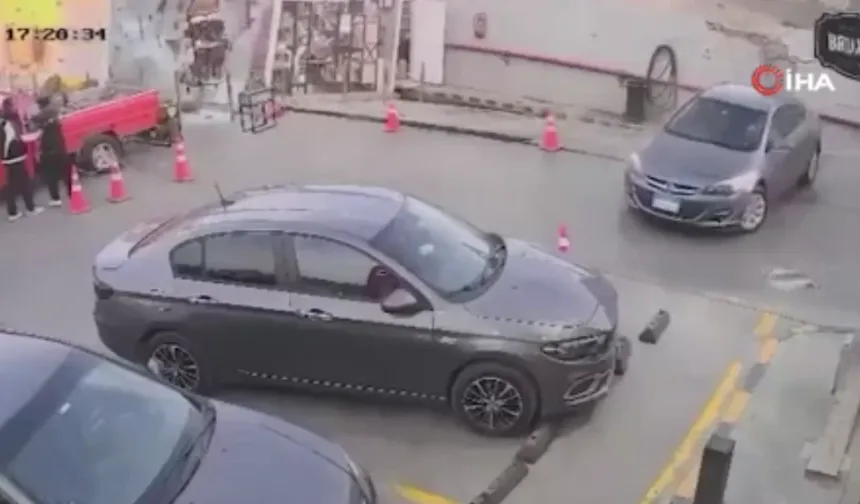 Akaryakıt İstasyonunda Zemin Çöktü: 2 Dükkan Çukura Gömüldü