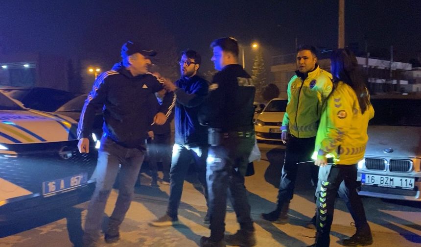 Babası kaputun üstünde oturup polise direndi