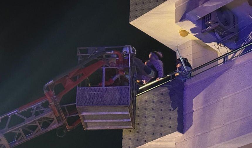 Yangın çıkan apartmanda can pazarı