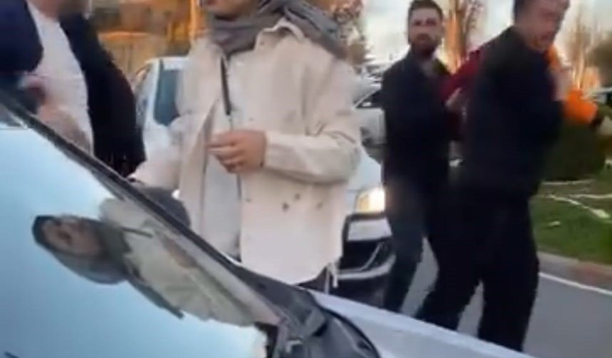 Kaza sonrası çocukların çığlıklarına rağmen kavga ettiler