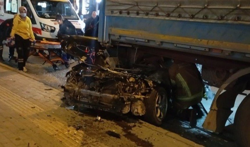 İkiye bölünen araçtan kurtuldu: Kaza kameraya yansıdı...