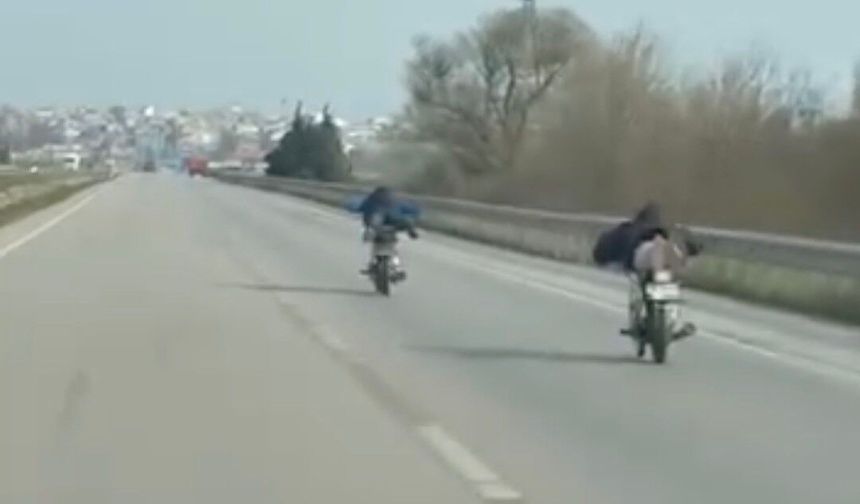 Motor üstünde yatarak tehlikeli yolculuk