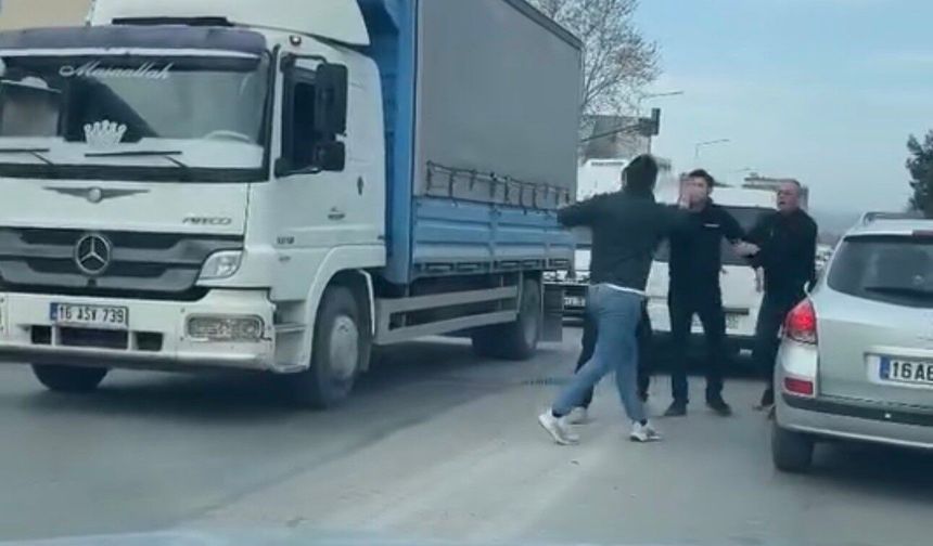 Trafikte kavga: Sürücüler birbirine girdi
