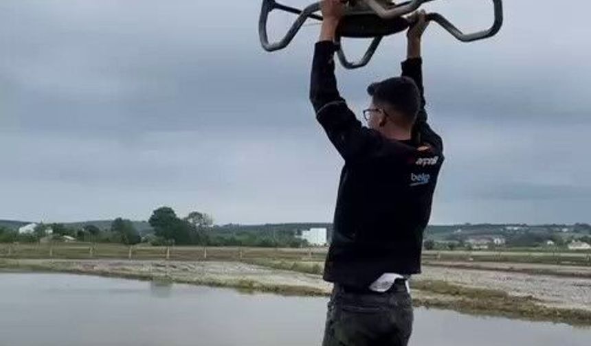 Çeltik tarlasında yolculuk: Drona asılıp uçtu