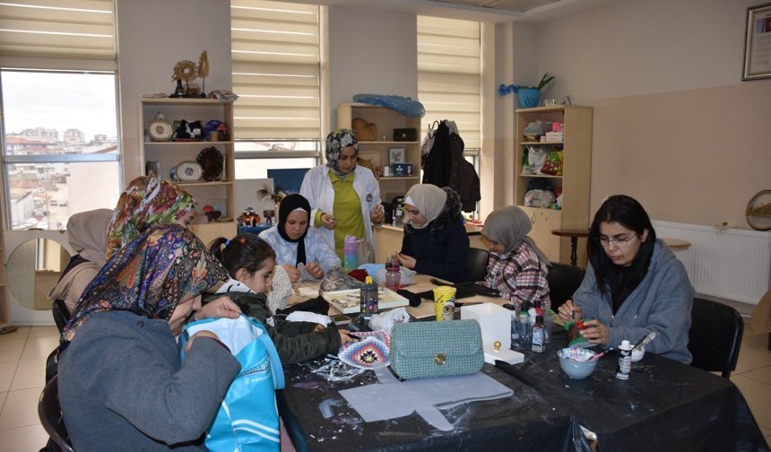 Kadınlar hem öğreniyor hem aile bütçesine katkı sağlıyor