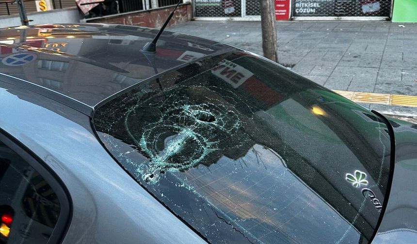 Trafikte barbarlık: "Gel gel" dedi, camı tuzla buz etti!