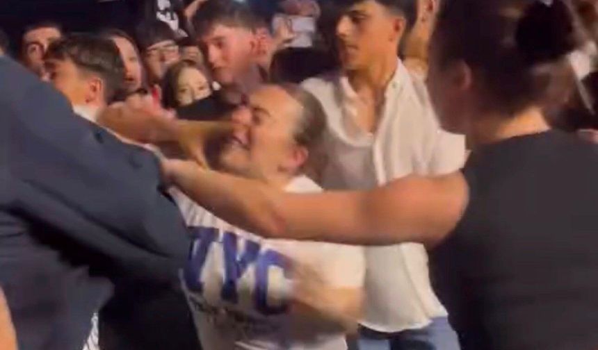 Konserde tekme ve yumruklar havada uçuştu