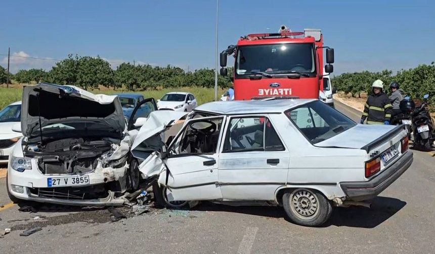 Gaziantep'te otomobiller kafa kafaya çarpıştı