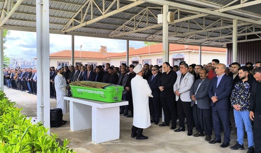 Elektrik akımına kapılarak hayatını kaybeden muhtar defnedildi