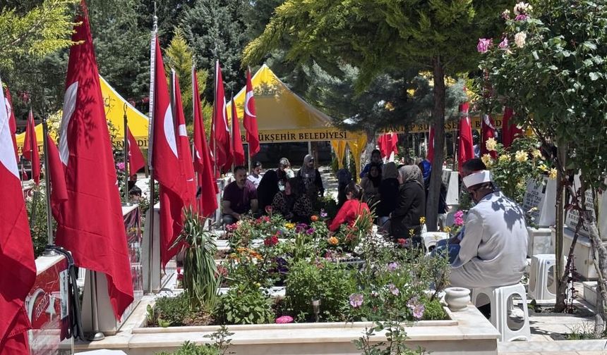 Gaziantep'te mezarlıklar ve şehitlikler Arefe günü doldu taştı