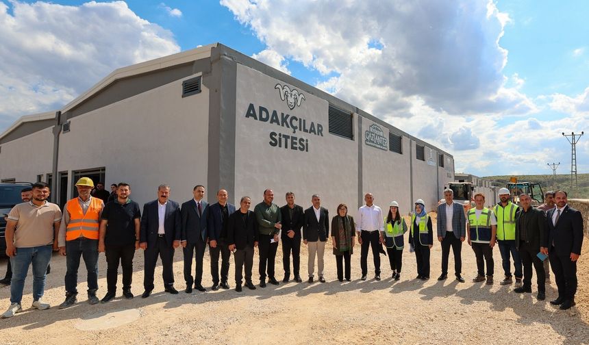 Başkan Şahin, Gazi Konut tarafından yapılan yeni Adakçılar Sitesi'ni inceledi