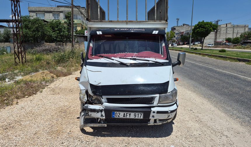 Kamyonet ile çarpışan motosikletin sürücüsü yaralandı