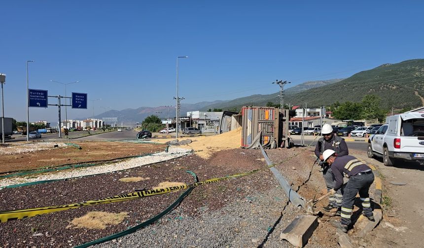 Gaziantep'te arpa yüklü tır kavşakta yan yattı