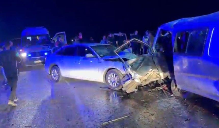 Gaziantep'te 2 araç kafa kafaya çarpıştı