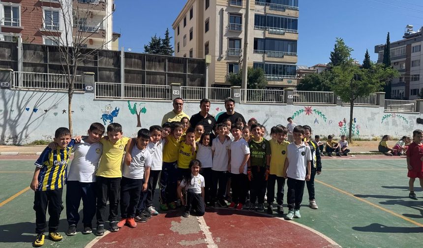 Emniyet Müdürü Özcan miniklerle futbol oynadı