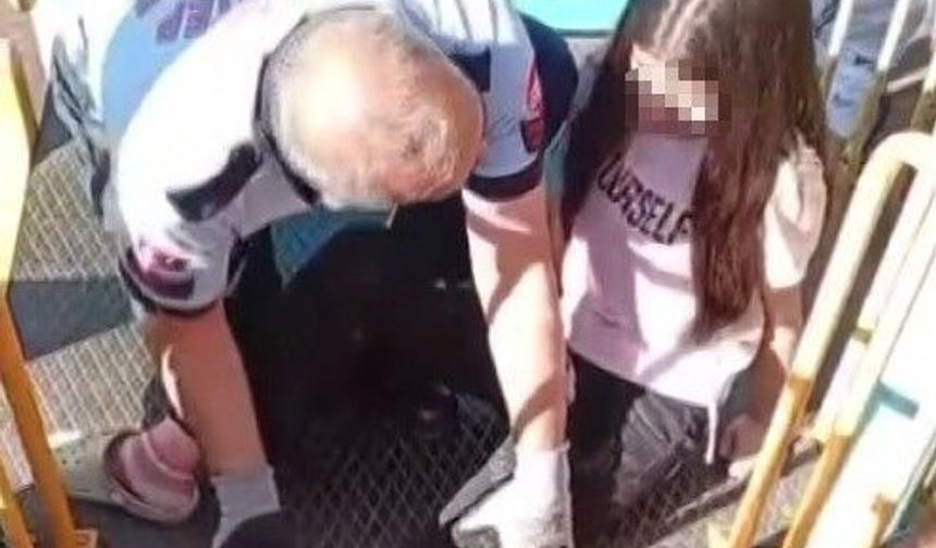 Ayağı parktaki oyun grubuna sıkışan çocuğu itfaiye kurtardı