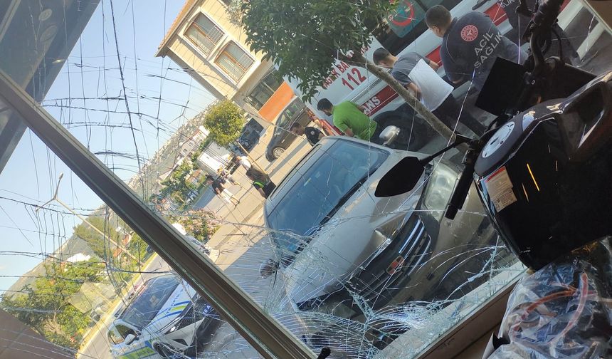 Ehliyetsiz gencin kullandığı otomobil motosiklet mağazasına daldı