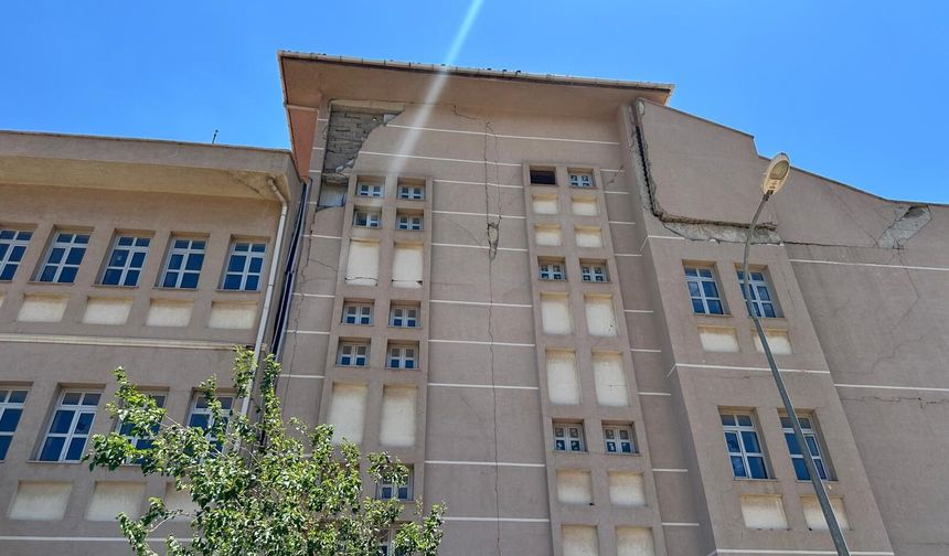 Depremde ağır hasar aldıktan sonra yıkılmayan okul tehlike saçıyor
