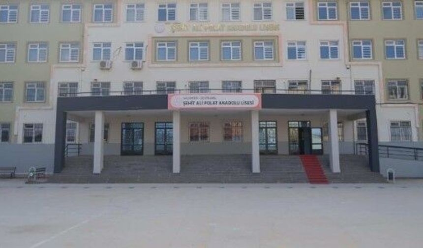 Karne günü bıçaklanan 10'uncu sınıf öğrencisi ağır yaralandı
